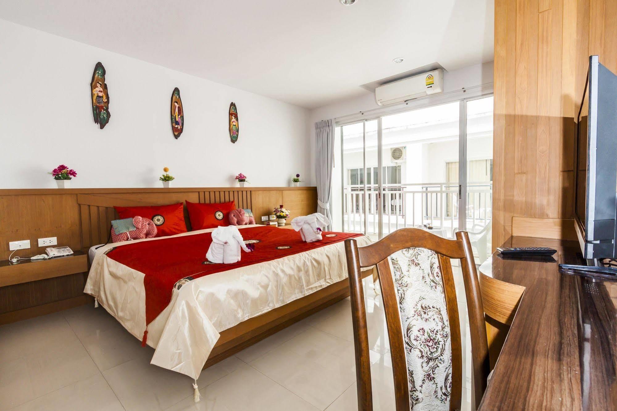 Larn Park Resortel Patong Exterior foto