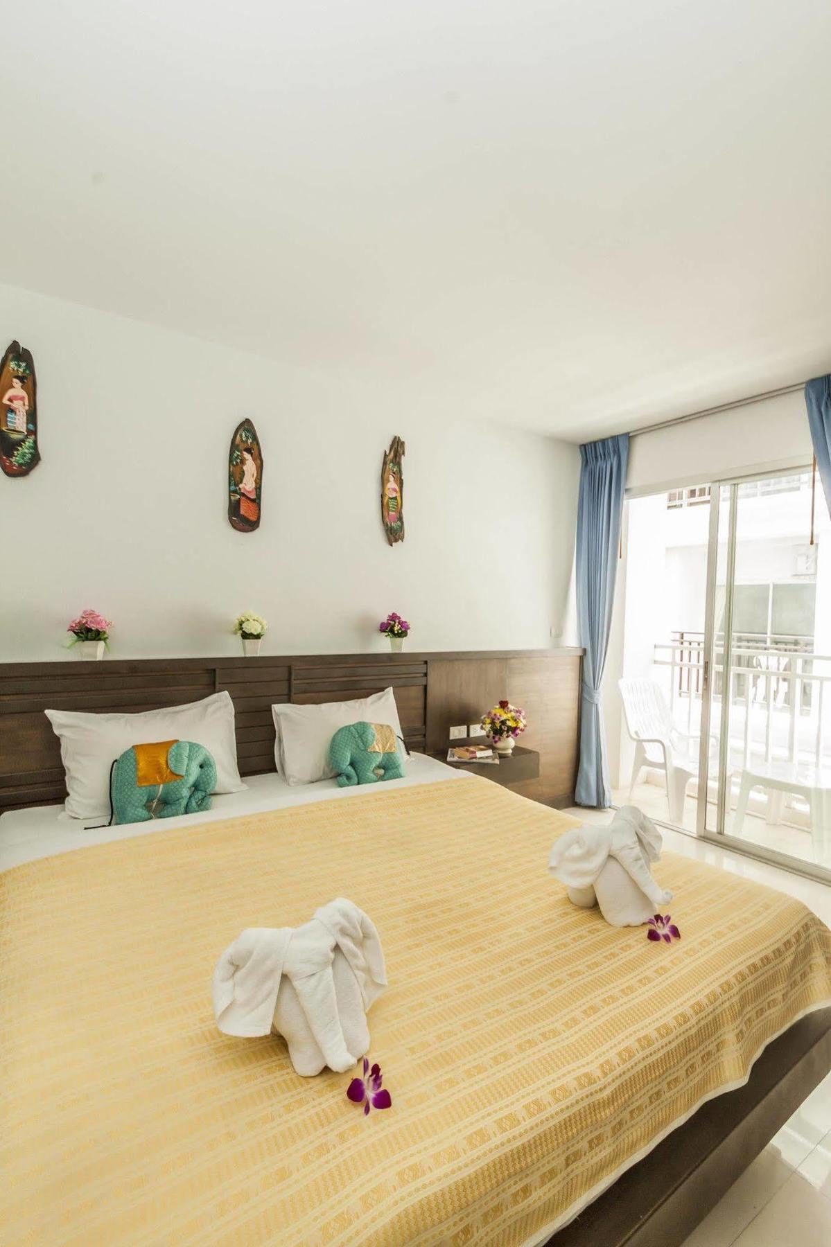 Larn Park Resortel Patong Exterior foto